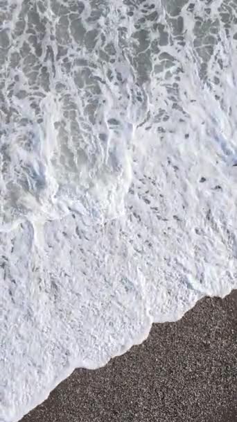 Vidéo verticale de l'eau de mer près du bord de mer, au ralenti — Video