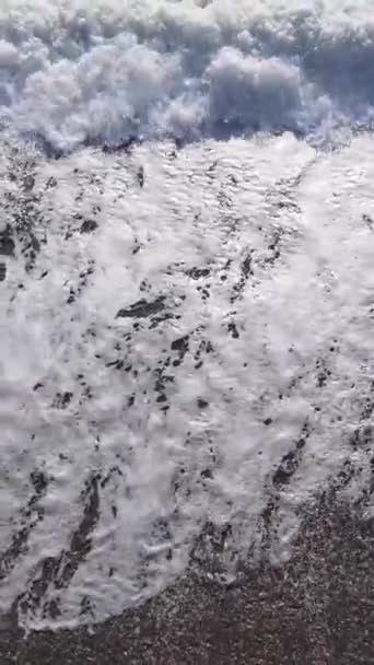 Vídeo vertical de agua de mar cerca de la orilla del mar, cámara lenta — Vídeos de Stock