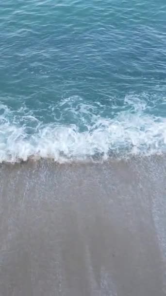 Вертикальне відео морської води біля моря, повільний рух — стокове відео