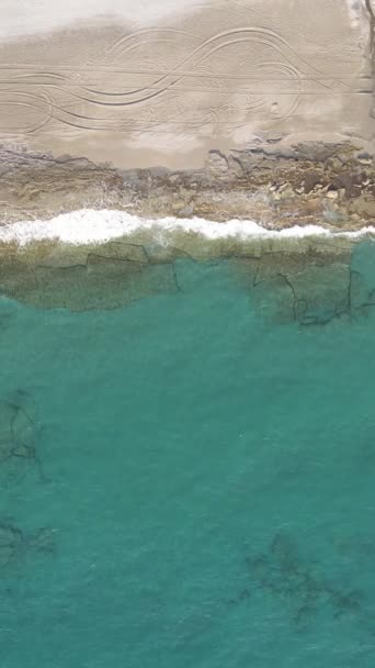 Függőleges videó tengervíz közelében a tengerparton, lassított felvétel — Stock videók