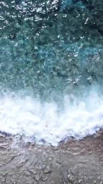 Vertikales Video von Meerwasser in Küstennähe, Zeitlupe — Stockvideo