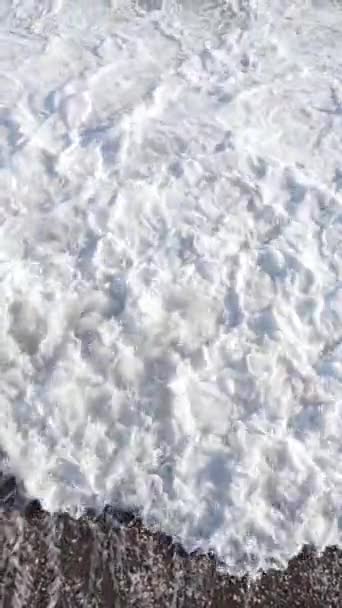 Vidéo verticale de l'eau de mer près du bord de mer, au ralenti — Video