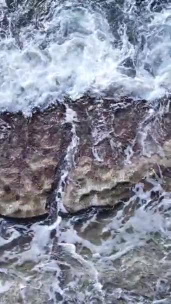 Video verticale dell'acqua di mare in riva al mare, rallentatore — Video Stock