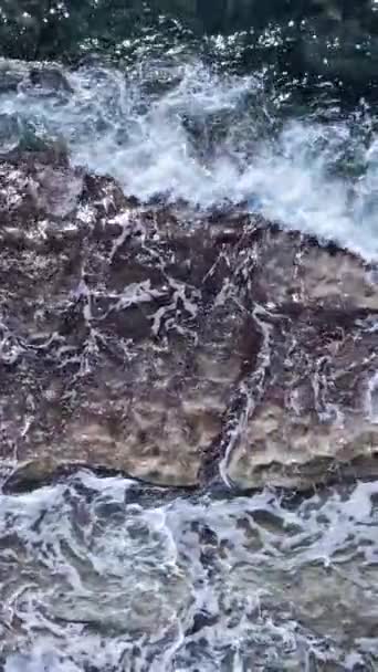 Vídeo vertical de agua de mar cerca de la orilla del mar, cámara lenta — Vídeo de stock