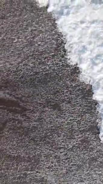 Vídeo vertical de água do mar perto da praia, câmera lenta — Vídeo de Stock