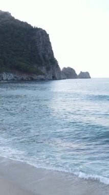 Deniz kıyısındaki deniz suyunun dikey videosu, yavaş çekim.