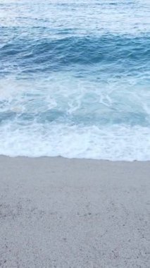 Deniz kıyısındaki deniz suyunun dikey videosu, yavaş çekim.