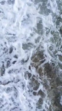 Deniz kıyısındaki deniz suyunun dikey videosu, yavaş çekim.