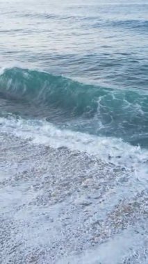 Deniz kıyısındaki deniz suyunun dikey videosu, yavaş çekim.