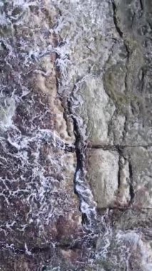 Deniz kıyısındaki deniz suyunun dikey videosu, yavaş çekim.