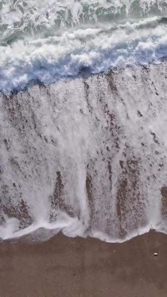 Vertikal video av havsvatten nära stranden, slow motion — Stockvideo