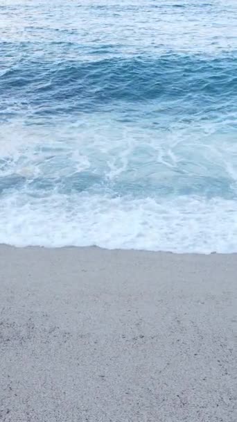 Вертикальне відео морської води біля моря, повільний рух — стокове відео