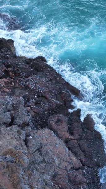 Vídeo vertical de agua de mar cerca de la orilla del mar, cámara lenta — Vídeo de stock