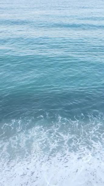 Vídeo vertical de água do mar perto da praia, câmera lenta — Vídeo de Stock