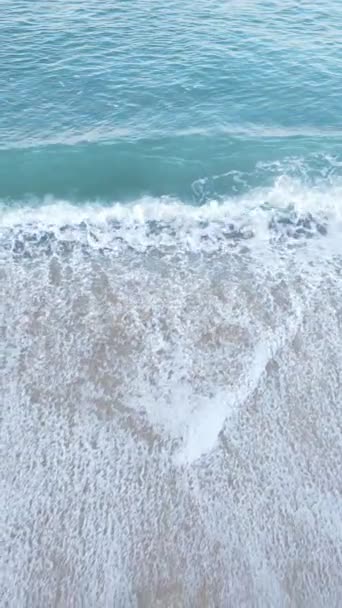 Vídeo vertical de água do mar perto da praia, câmera lenta — Vídeo de Stock