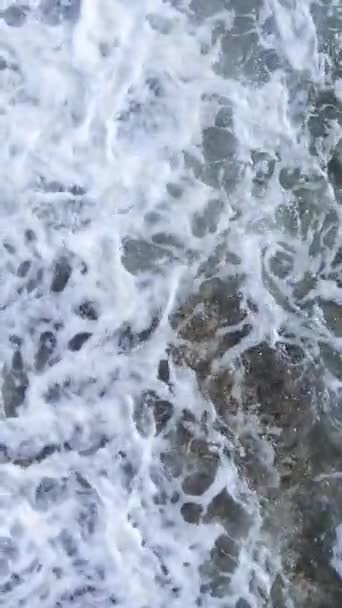 Video verticale dell'acqua di mare in riva al mare, rallentatore — Video Stock