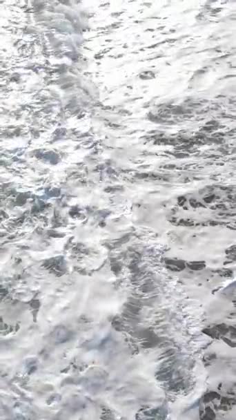 Vídeo vertical de água do mar perto da praia, câmera lenta — Vídeo de Stock