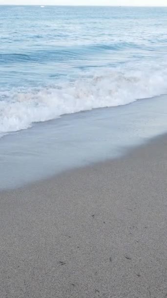 Vídeo vertical de agua de mar cerca de la orilla del mar, cámara lenta — Vídeo de stock