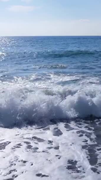 Verticale video van zeewater aan de kust, slow motion — Stockvideo