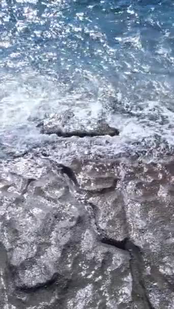 Vídeo vertical de água do mar perto da praia, câmera lenta — Vídeo de Stock