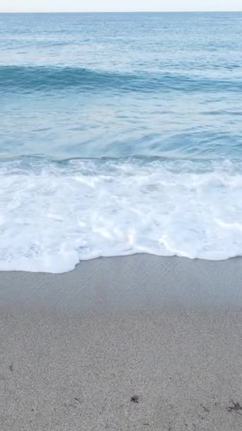 Vídeo vertical de agua de mar cerca de la orilla del mar, cámara lenta — Vídeo de stock