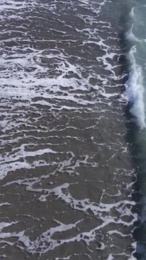 Deniz kıyısındaki deniz suyunun dikey videosu, yavaş çekim.
