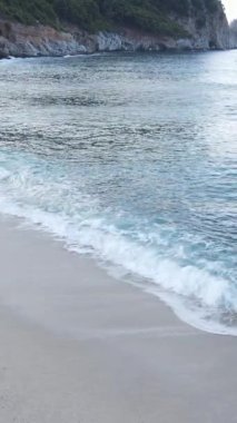Deniz kıyısındaki deniz suyunun dikey videosu, yavaş çekim.