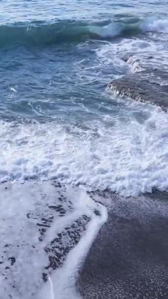 Vertikales Video von Meerwasser in Küstennähe, Zeitlupe — Stockvideo