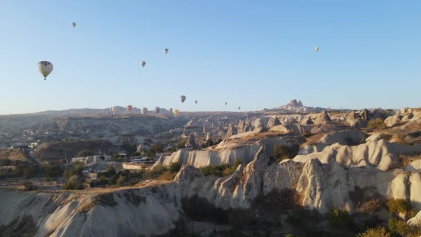 Национальный парк Гореме в Каппадокии, Турция: воздушные шары в небе, замедленная съемка — стоковое видео