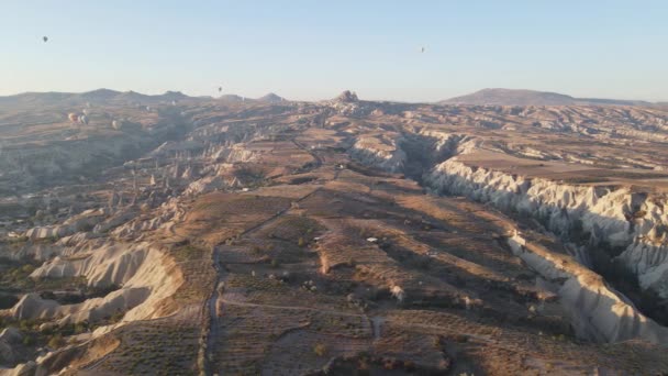 Goreme-Nationalpark in Kappadokien, Türkei: Heißluftballons am Himmel, Zeitlupe — Stockvideo