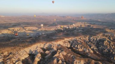 Kapadokya 'daki Goreme Ulusal Parkı: Gökyüzünde sıcak hava balonları, yavaş çekim