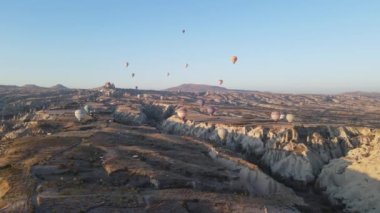 Kapadokya 'daki Goreme Ulusal Parkı: Gökyüzünde sıcak hava balonları, yavaş çekim