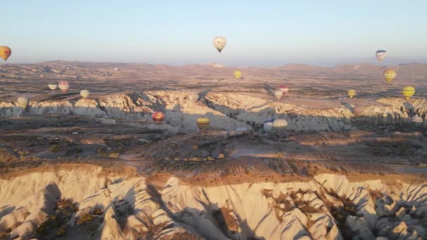 Goreme National Park in Cappadocia, Turkey : Hot air balloons in the sky, slow motion — Stock Video