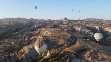 Kapadokya 'daki Goreme Ulusal Parkı: Gökyüzünde sıcak hava balonları, yavaş çekim