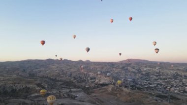 Kapadokya 'daki Goreme Ulusal Parkı: Gökyüzünde sıcak hava balonları, yavaş çekim