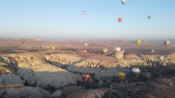 Goreme National Park na Capadócia, Turquia: Balões de ar quente no céu, câmera lenta — Vídeo de Stock