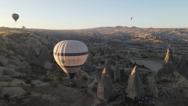 Park Narodowy Goreme w Kapadocji, Turcja: Balony na ogrzane powietrze na niebie, zwolnione tempo — Wideo stockowe