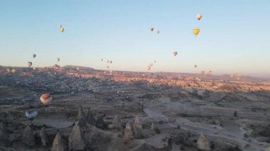 Kapadokya 'daki Goreme Ulusal Parkı: Gökyüzünde sıcak hava balonları, yavaş çekim