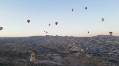 Kapadokya 'daki Goreme Ulusal Parkı: Gökyüzünde sıcak hava balonları, yavaş çekim