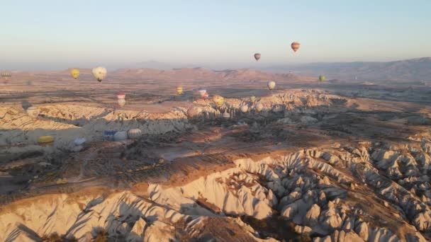 Parc national de Goreme en Cappadoce, Turquie : montgolfières dans le ciel, ralenti — Video