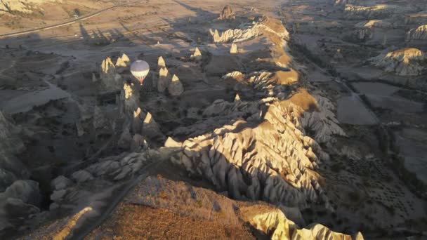 Goreme National Park i Kappadokien, Turkiet: varmluftsballonger på himlen, slow motion — Stockvideo