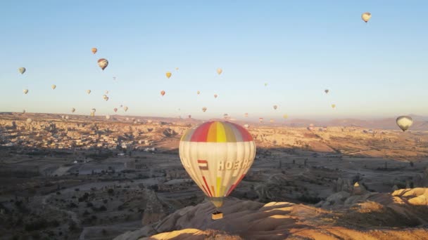 Goreme National Park i Kappadokien, Turkiet: varmluftsballonger på himlen, slow motion — Stockvideo
