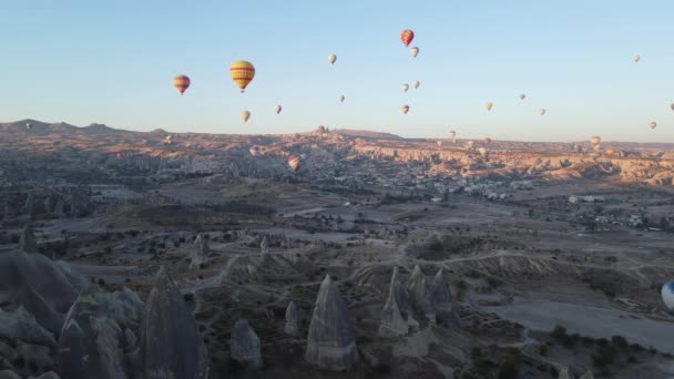 Taman Nasional Goreme di Cappadocia, Turki: Balon udara panas di langit, gerakan lambat — Stok Video