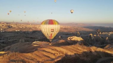 Kapadokya 'daki Goreme Ulusal Parkı: Gökyüzünde sıcak hava balonları, yavaş çekim