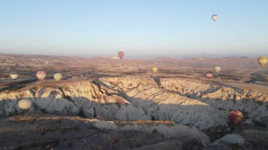 Kapadokya 'daki Goreme Ulusal Parkı: Gökyüzünde sıcak hava balonları, yavaş çekim