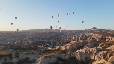 Kapadokya 'daki Goreme Ulusal Parkı: Gökyüzünde sıcak hava balonları, yavaş çekim