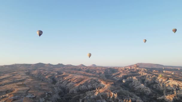 Kapadokya 'daki Goreme Ulusal Parkı: Gökyüzünde sıcak hava balonları, yavaş çekim — Stok video