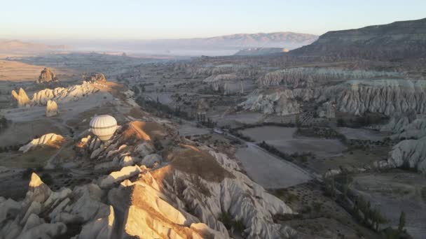 Nationaal park Goreme in Cappadocië, Turkije: luchtballonnen in de lucht, slow motion — Stockvideo