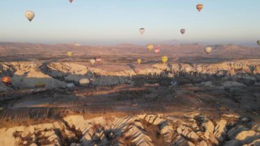 Kapadokya 'daki Goreme Ulusal Parkı: Gökyüzünde sıcak hava balonları, yavaş çekim
