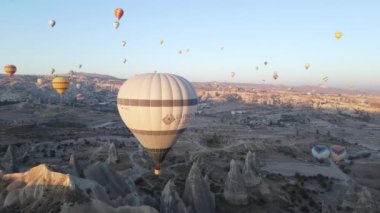 Kapadokya 'daki Goreme Ulusal Parkı: Gökyüzünde sıcak hava balonları, yavaş çekim